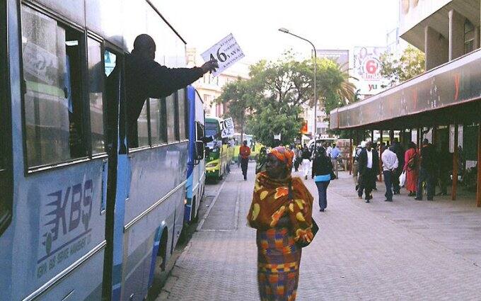 Kenya Bus yakana madai ya kondakta wake kuwapora abiria