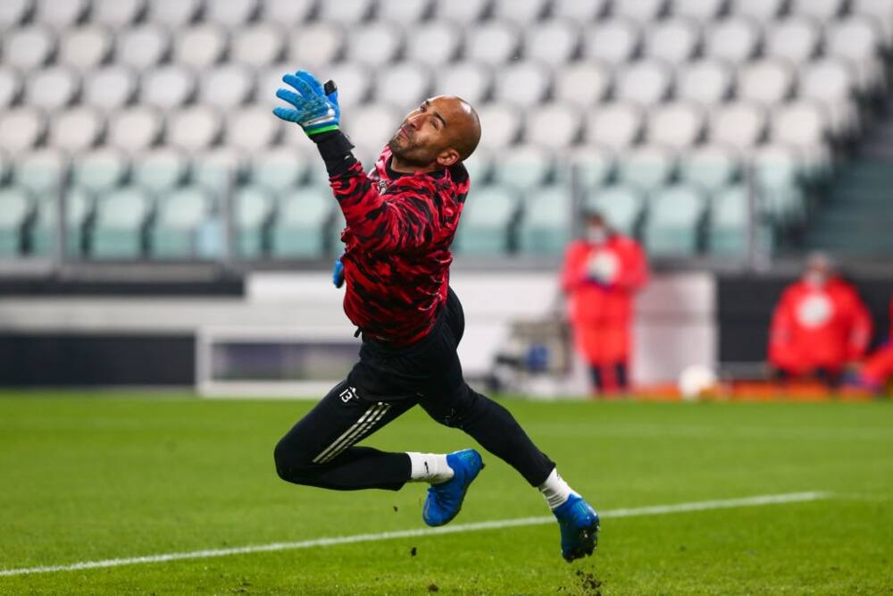 Fans React As Manchester United Reserve Goalkeeper Lee Grant Acts As Fourth Official