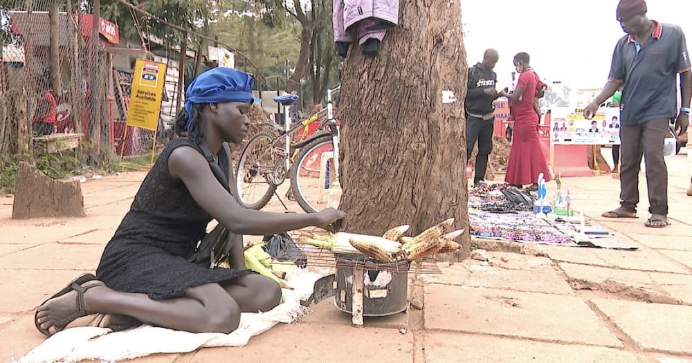 Ouganda: émouvante histoire d'une enseignante contrainte de braiser du maïs dans la rue