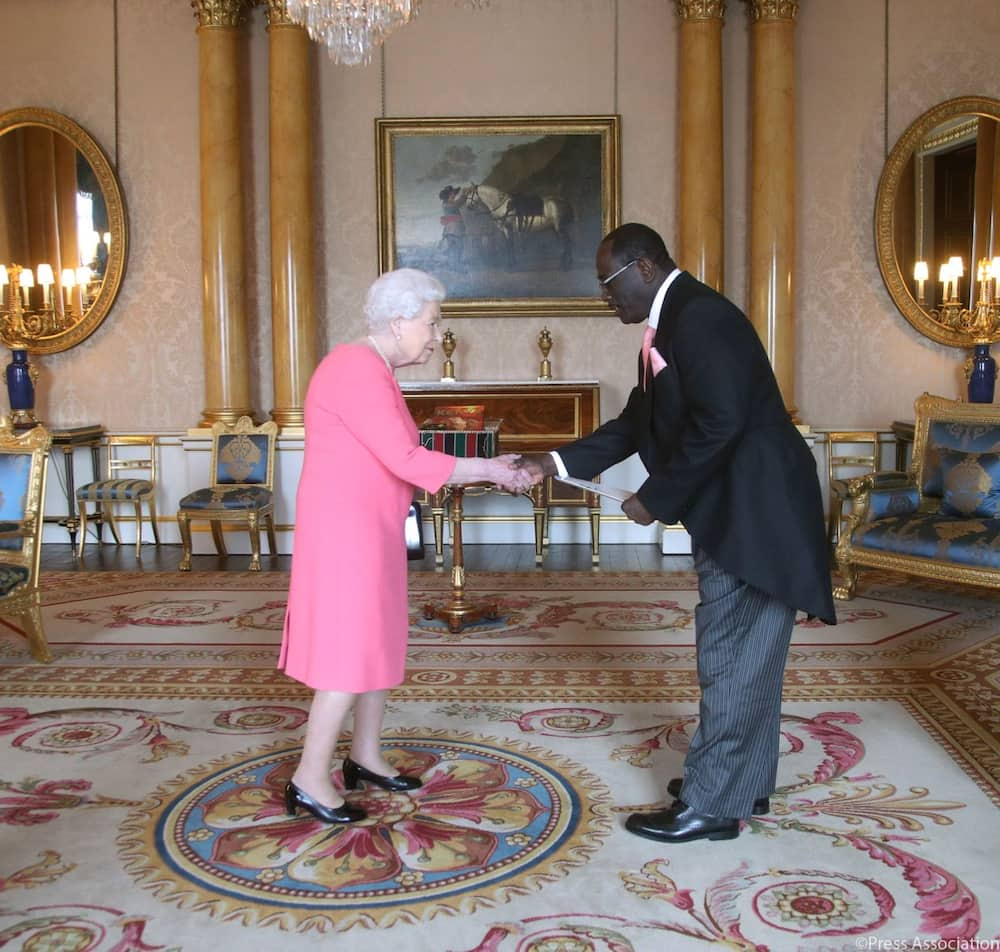 Malkia Elizabeth II ampokea Manoah Esipisu ambaye ni Balozi wa Kenya nchini UK