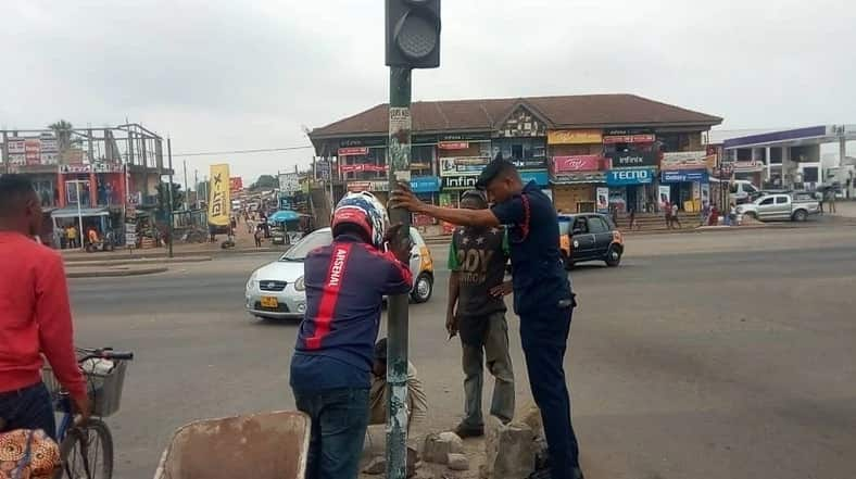 Simon Agbeko Ekpeagba: Police officer repairs broken down traffic light after helping disabled