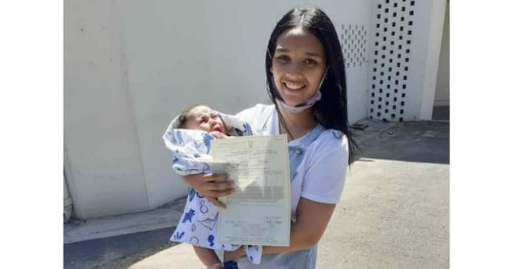 Young momma bags degree, social media, inspires many.