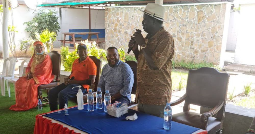 Raila Odinga holds political meeting hours after announcing campaign break.
