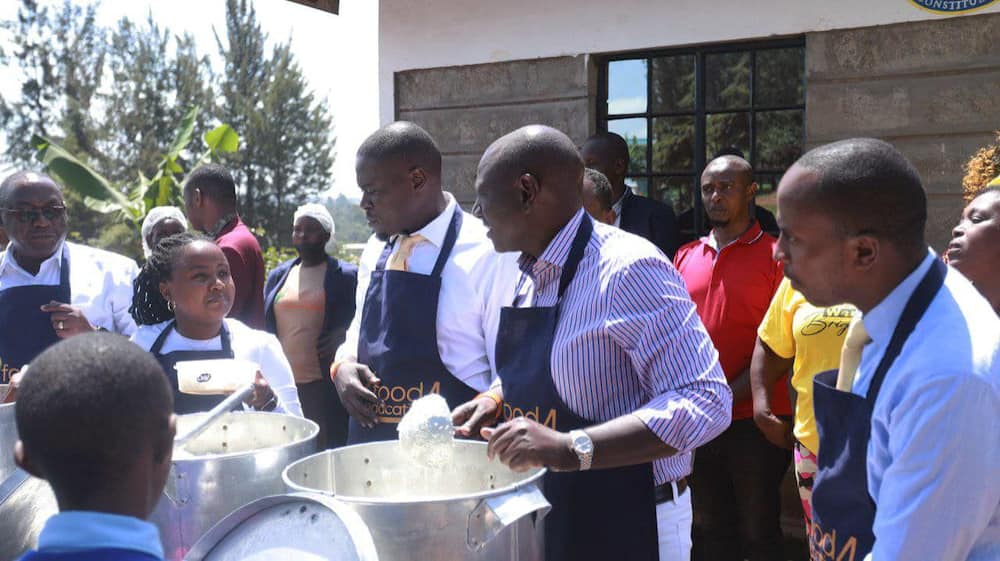 Dagoretti: William Ruto Dons Apron after Visiting School, Serves Pupils Food During Lunch Break