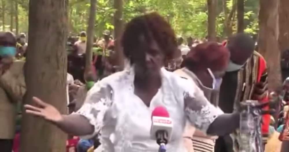 Video ya Mama Mjane Akionya Team Mafisi Katika Mazishi Yasambaa: "Mimi Usinijirabu... Nitakupigaaa..."