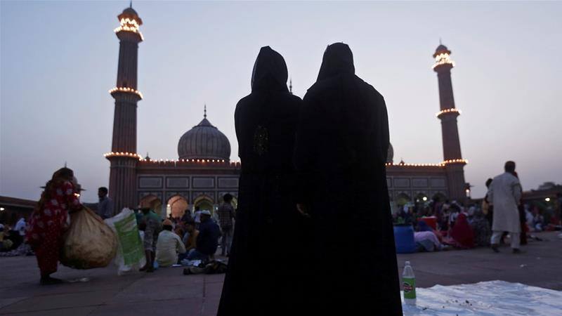 India outlaws Muslim practice of instant divorce
