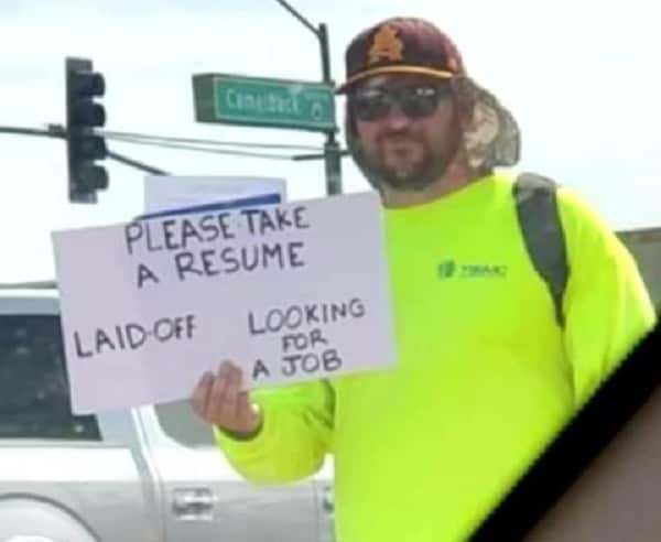 Dad laid off gets hundreds of job offers after handing out his résumé on the side of the road