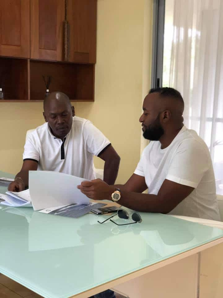 Joho and Kabogo catch contagious handshake fever, agree to put aside political rivalry