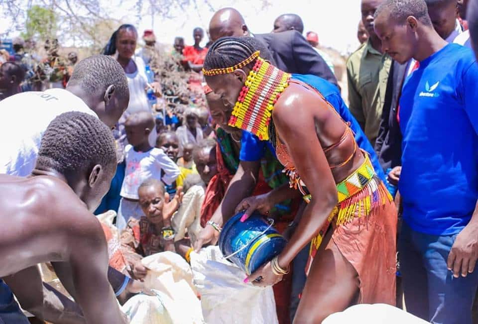 Akothee afika Turkana kuwaokoa Wakenya wanaoteswa kwa makali ya njaa, agawa chakula