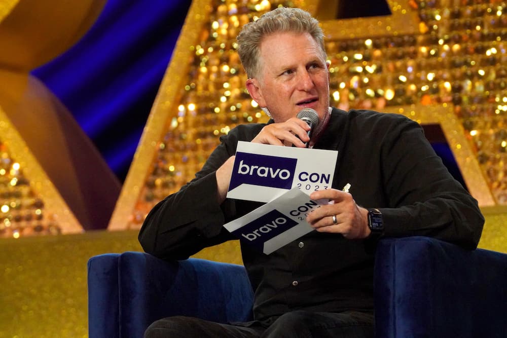 Michael Rapaport holding a microphone