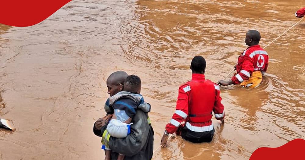 Kenya Red Cross team rescuing Mathare residents on April 24.