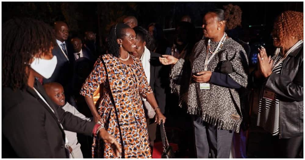 Martha Karua aliwasili akiwa ameandamana na wajukuu wake.