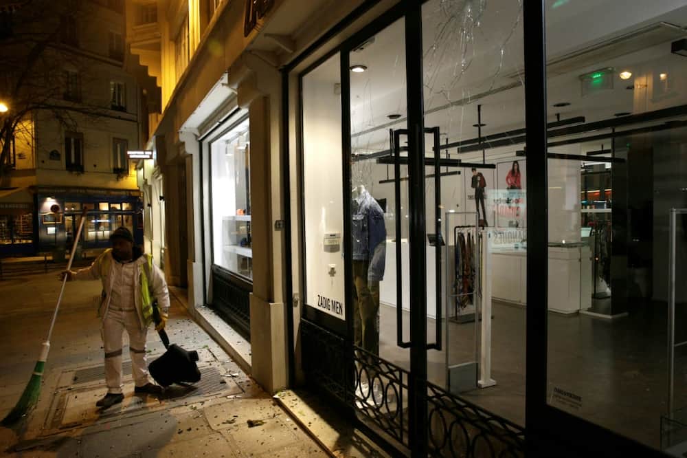 Stores in Paris must  switch off outdoor lighting at night from December