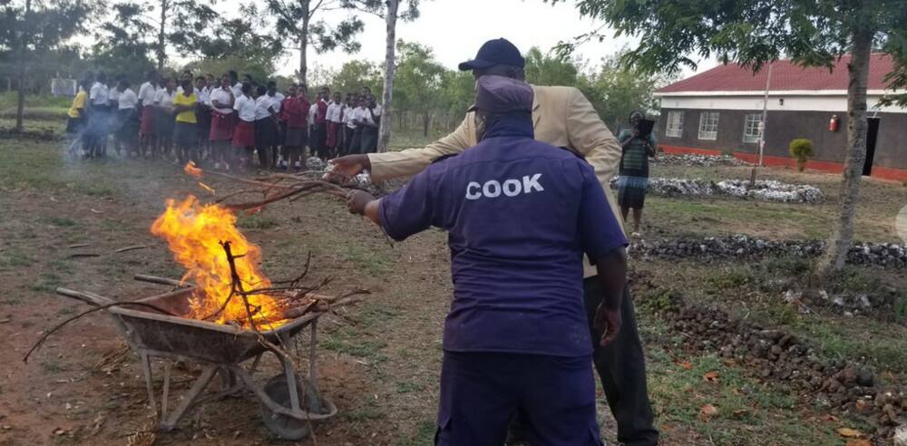 Wanafunzi wa KCSE wanaswa wakiwa na simu 7 Kibwezi, simu zao zateketezwa hadharani