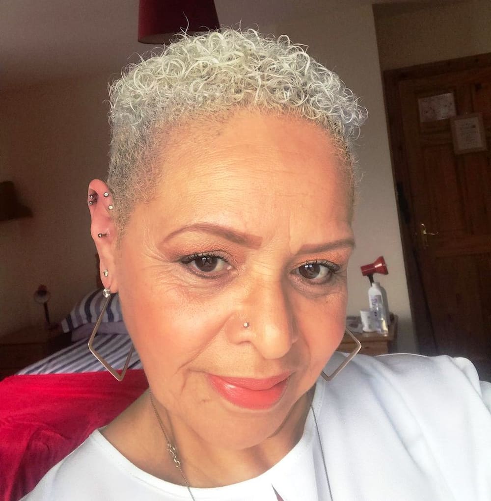 Natural hairstyles for a 60-year-old black woman