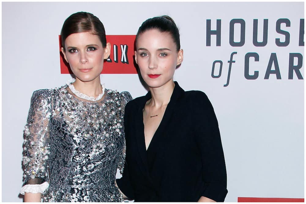 Kate Mara (L) and Rooney Mara (R) attend the "House of Cards" premiere.