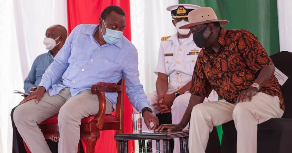Rais Uhuru Kenyatta (kushoto) na Raila Odinga wakati wa mkutano wa awali. Picha: State House Kenya.