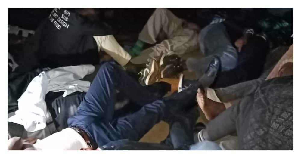 Eldoret: Photos of suspects jostling for space in congested police cell irks netizens