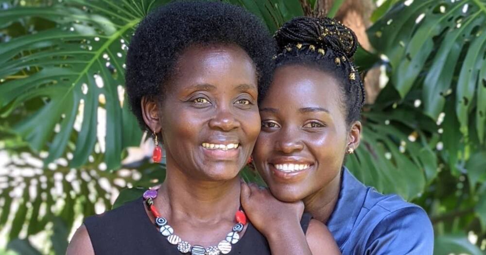 Muigizaji Nyota Lupita Nyong'o Amshukuru Mamake kwa Kumfunza Kuoga