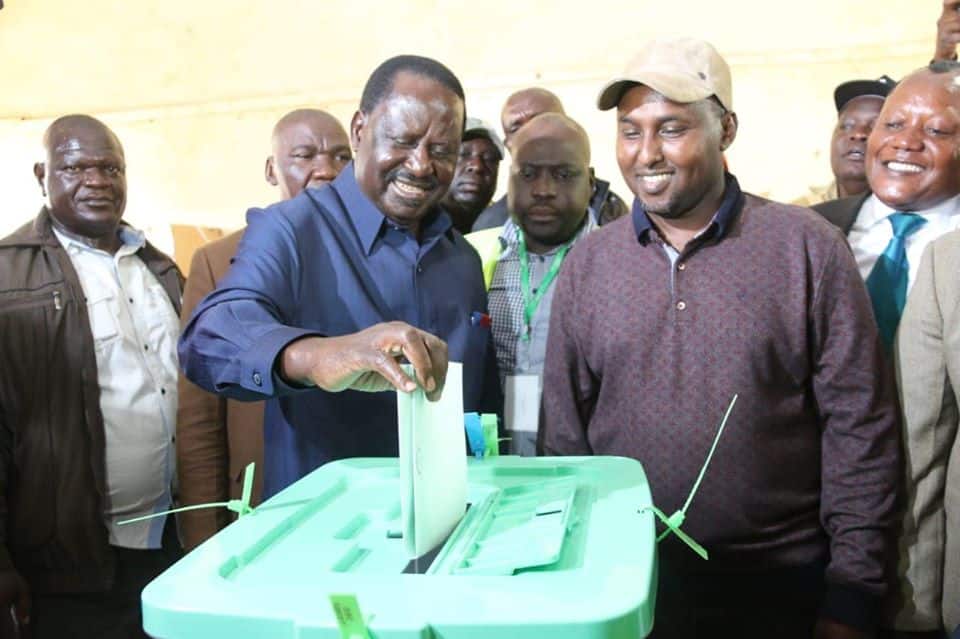 Picha ya awali ya Raila Odinga akipiga kura yake mwaka wa 2017. Picha: Raila Odinga.
