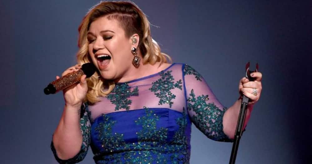 Kelly Clarkson filed for divorce in 2020, and she is now required to pay her estranged hubby. Photo: Getty Images.
