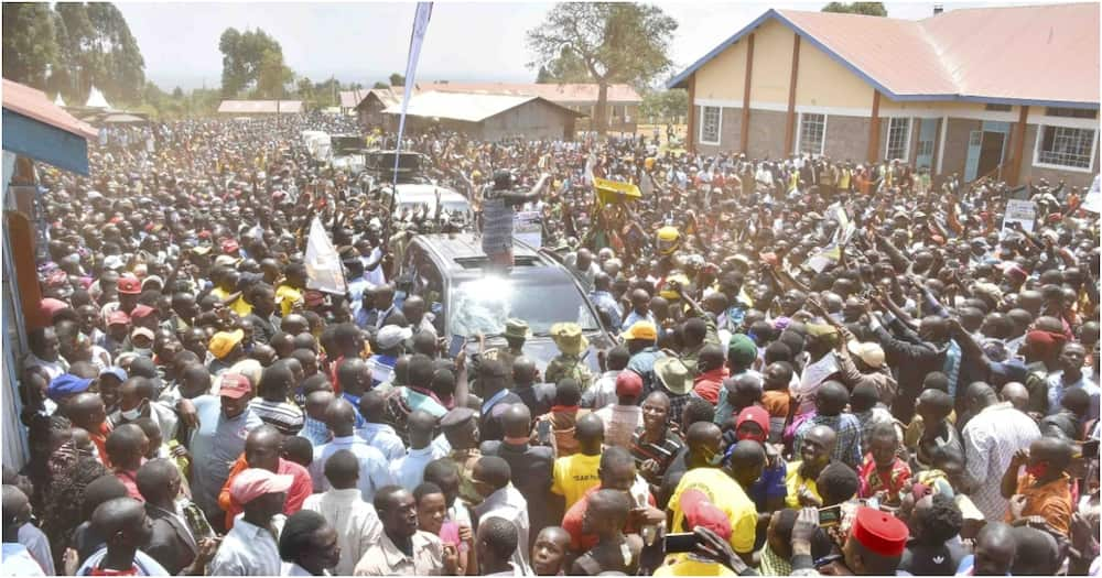 Deputy President William Ruto addressing Matisi residents after opening a dining hall at Kitum High School. Photo: William Ruto.