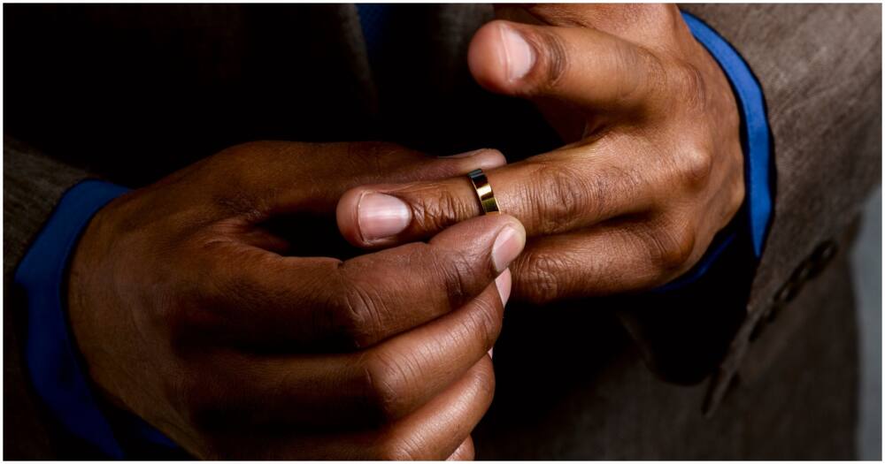Man removing his ring. Photo: Getty Images.