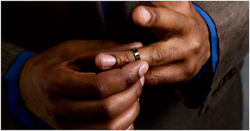 Man removing his ring. Photo: Getty Images.