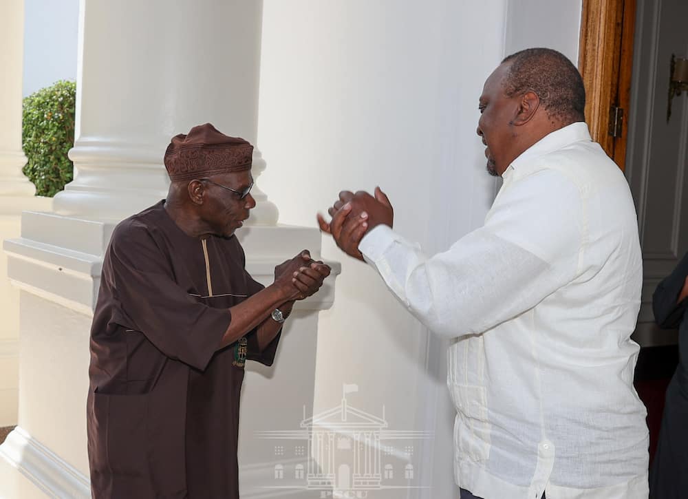 President Uhuru Kenyatta (r) and former Nigerian President Olusegun Obasanjo (l). Photo: State House Kenya.