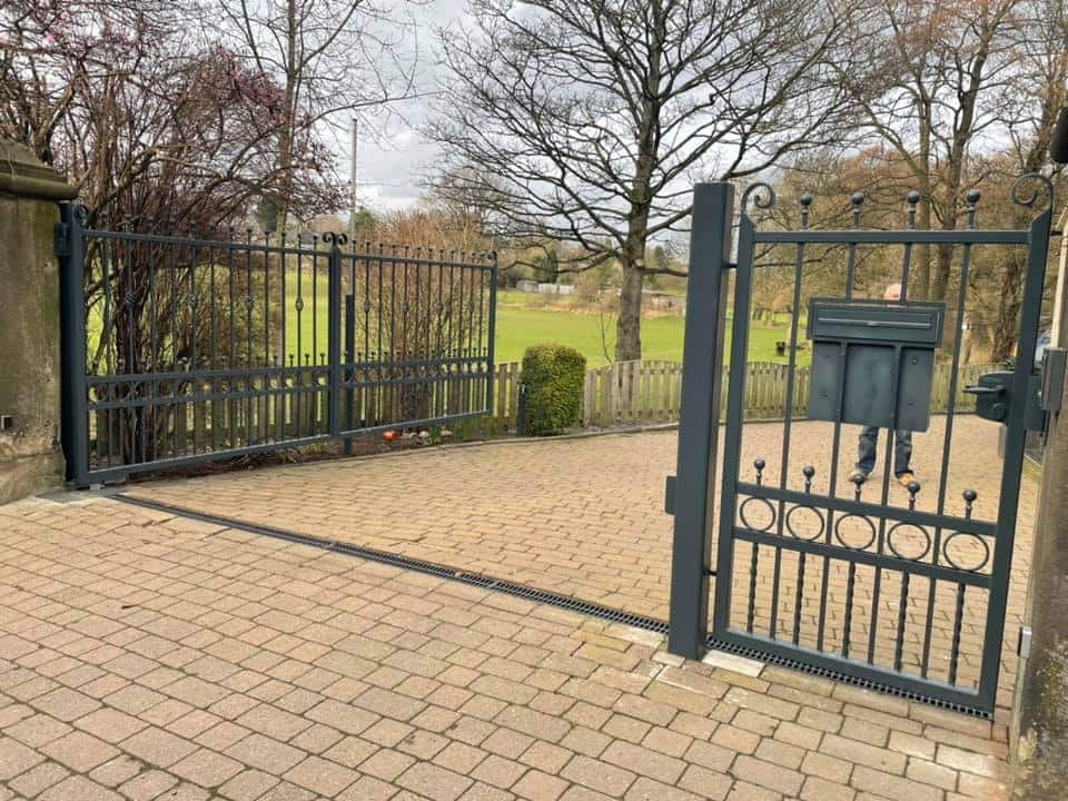 Single swing gate