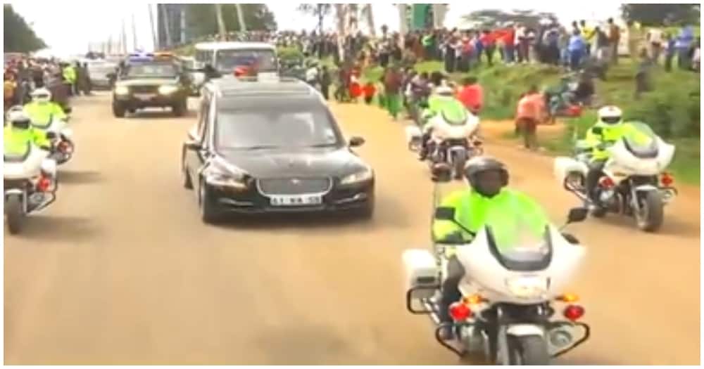 Karatina residents lined up on the roads to wave at the convoy with Mwai Kibaki's body.