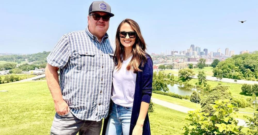 Actor Eric Stonestreet and his long-time girlfriend Lindsay Schweitzer are now engaged.