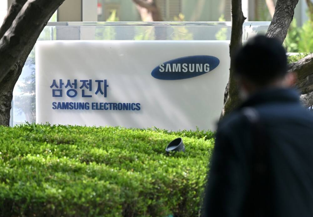 Samsung Electronics -- one of the world's largest makers of memory chips and smartphones -- says its operating profit fell 640 billion won ($478.6 million) -- down 95% from a year earlier
