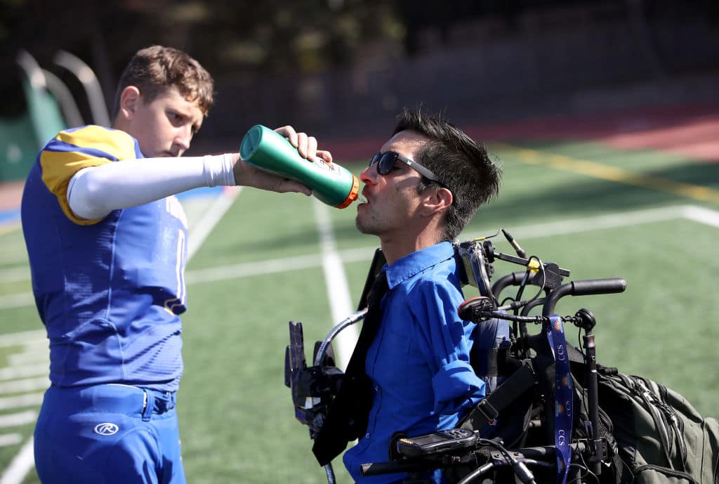 Meet inspiring American football coach Rob Mendez, born with no arm or legs
