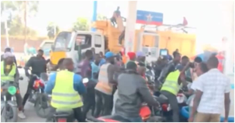 Raila Awanunulia Wahudumu wa Boda Boda Mathare Mafuta ya 20k