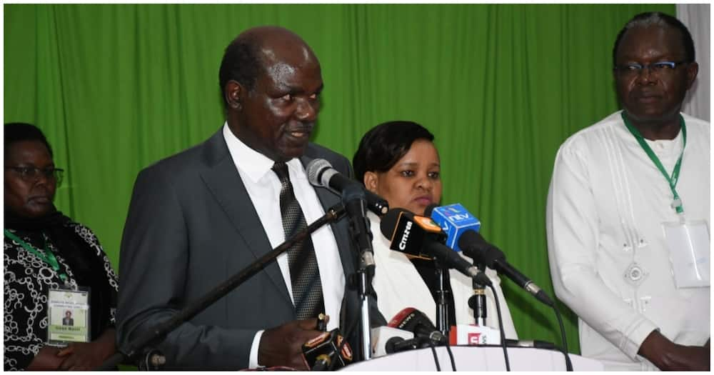 mwenyekiti wa IEBC Wafula Chebukati alilazimika kutoka katika ukumbi wa Bomas of Kenya kwa muda baada ya vurugu kuzuka