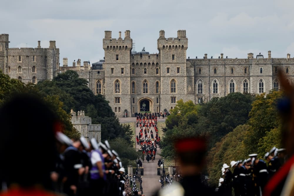 Thousands of people greeted the arrival of the royal hearse as it arrived at Windsor