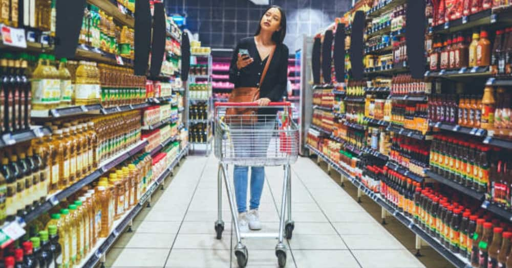 Cooking oil arranged on shelves. Photo: Getty Images.