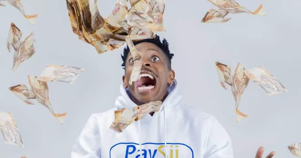 Eric Omondi flaunts cash.