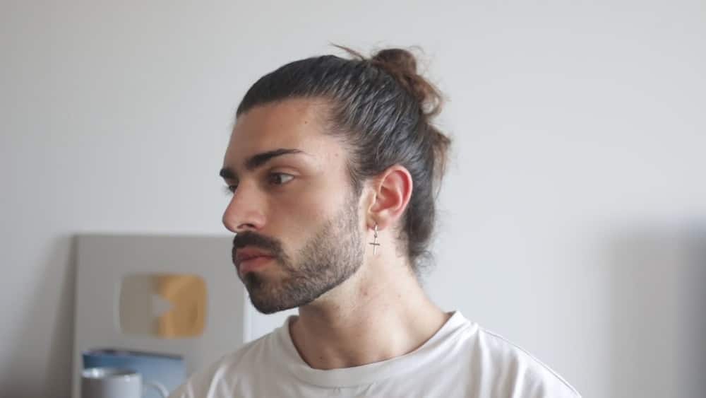 Man bun hairstyle for a diamond face shape male