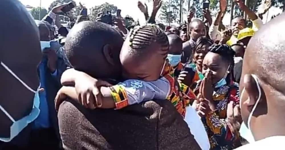 Murang'a mother gets emotional after Ruto carried, embraced her young daughter