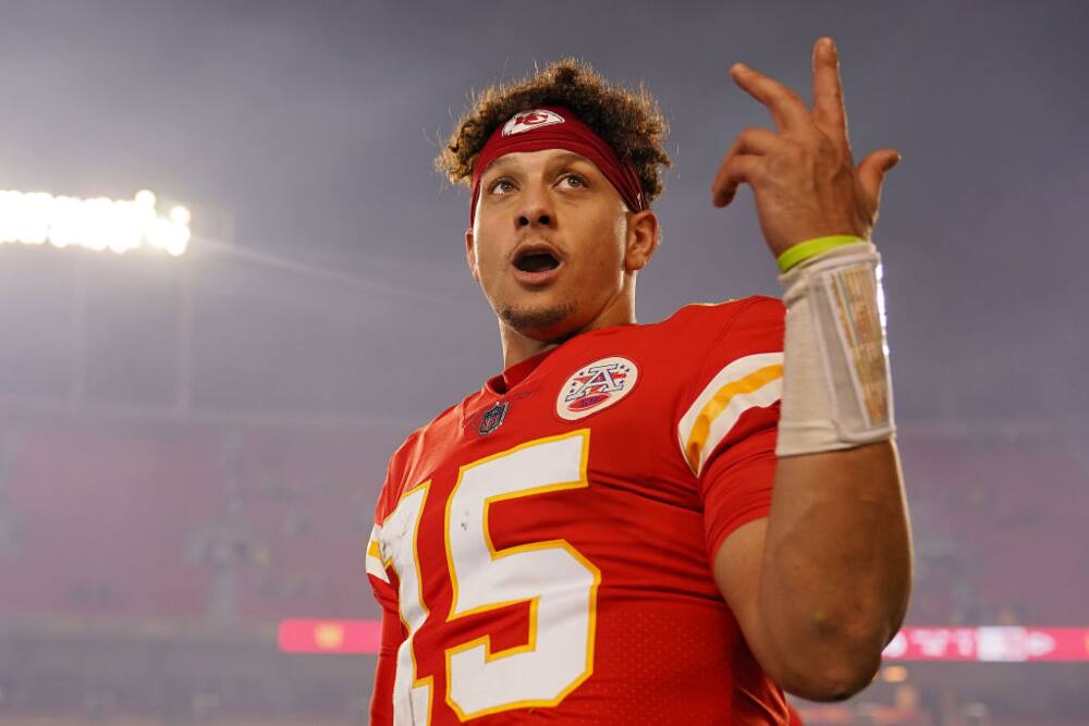 Sterling Skye Mahomes attends 1st baseball game with parents