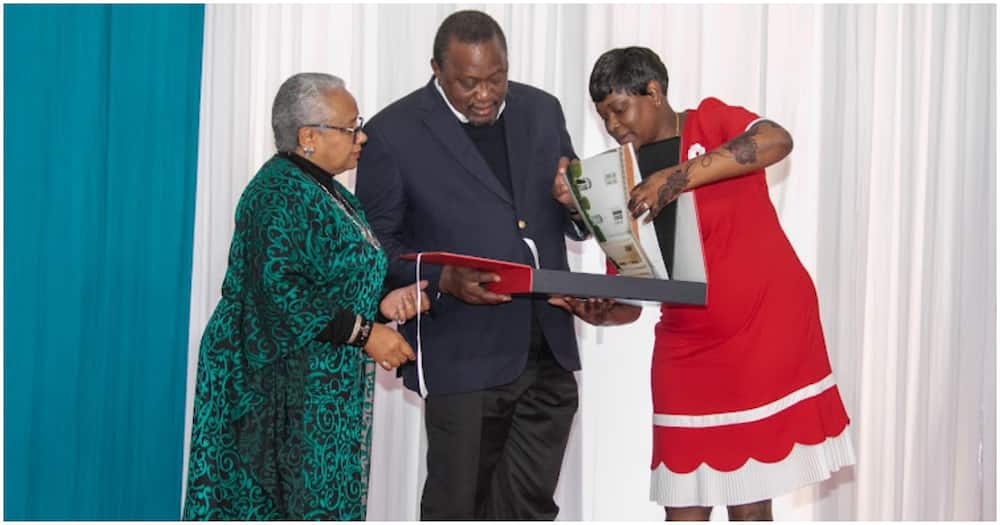 Kanze Dena showing Uhuru Kenyatta a package. Photo: Kanze Dena.