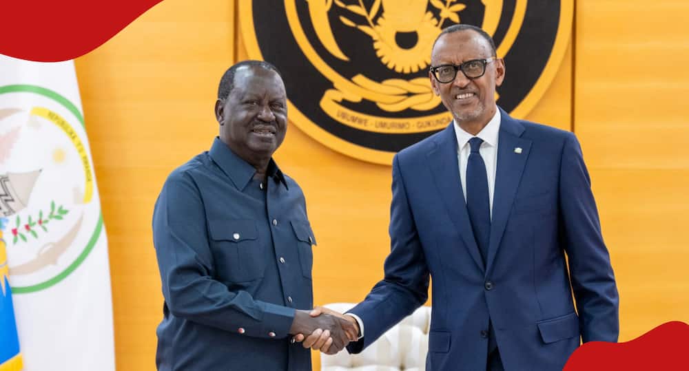 Raila Odinga poses for photo with Paul Kagame