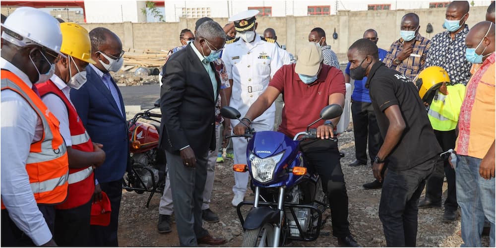 Photo of Uhuru Kenyatta riding motorbike excites Kenyans: "Mtu wa nduthi"