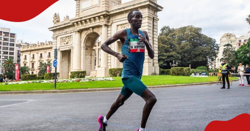 Kelvin Kiptum captured while running during a marathon in Valencia.