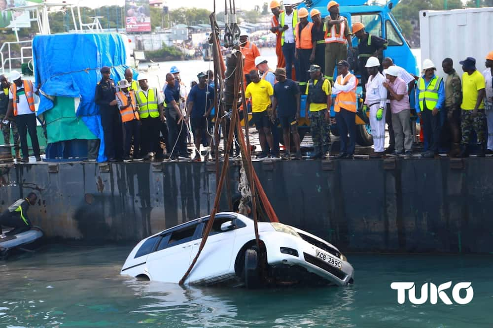 Picha baada ya mkasa Likoni: Gari lililozama likiwa na mama na mtoto laopolewa