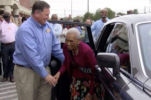 Meet 100-year-old grandmother who still drives to work even in her advanced age