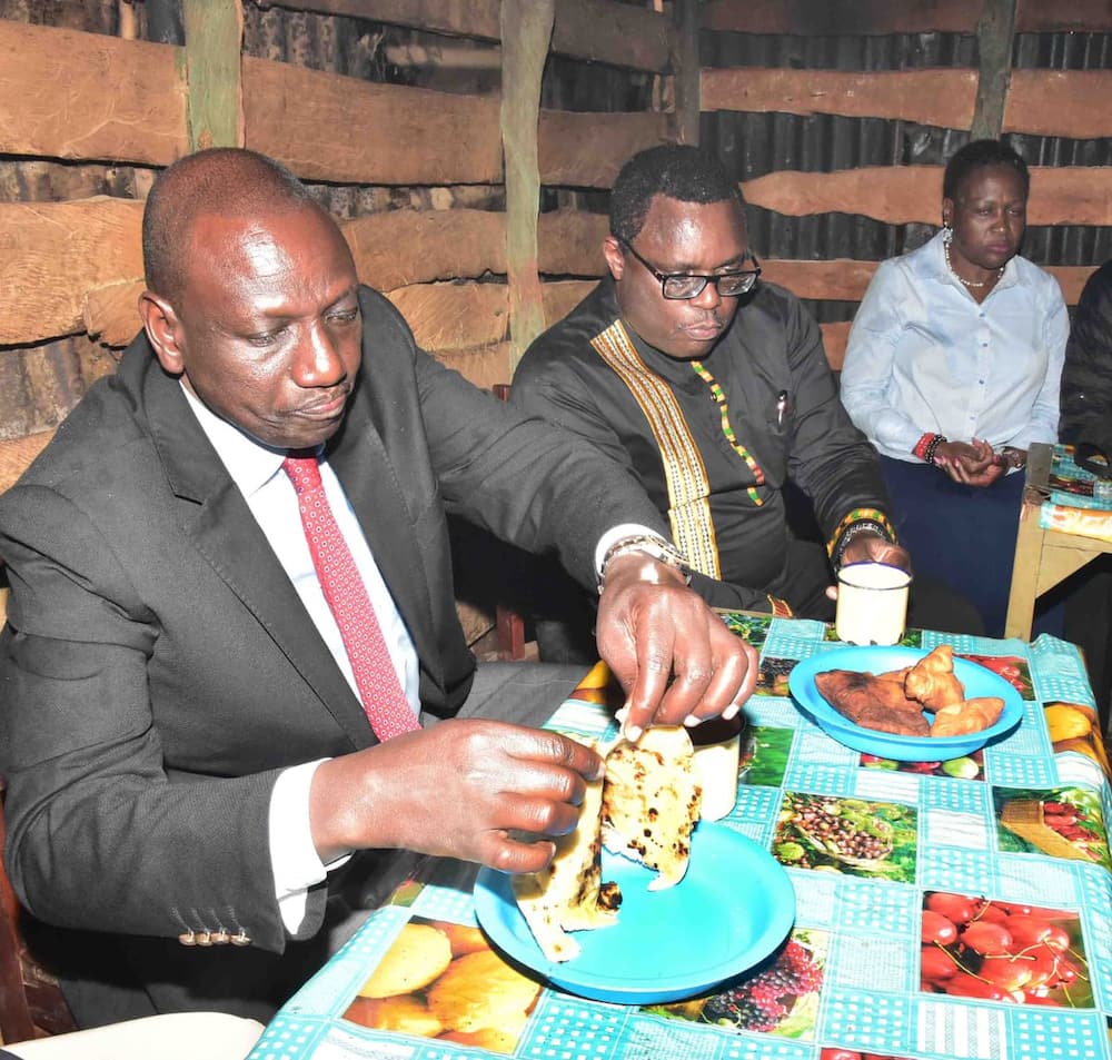 William Ruto in his hustler element, takes tea and chapo in kibanda in Mumias