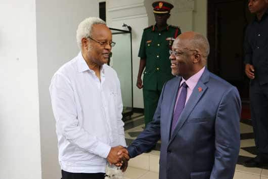Handshake: Tanzania's Opposition leader Edward Lowassa buries hatchet with Magufuli, returns to ruling CCM party